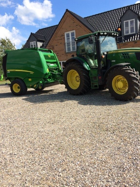 Rundballepresning  udføres med John Deere 990 med og uden snitteknive ring på 24600444